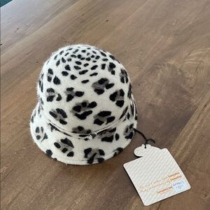 Andre Black and White Ladies Hat 🇨🇦